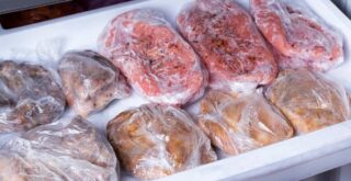 Сколько можно хранить мясо в морозилке?