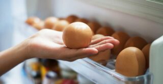 сколько можно хранить сырые яйца