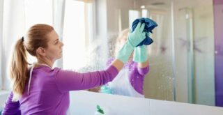 Как помыть зеркало без разводов