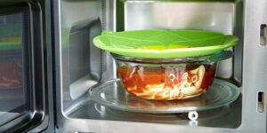 Какую посуду можно использовать в микроволновке