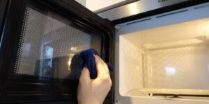 Как почистить микроволновку внутри