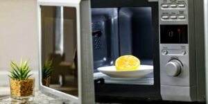 Как убрать запах из микроволновки