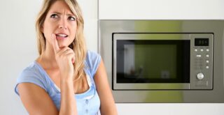 Можно ли ставить микроволновку на холодильник