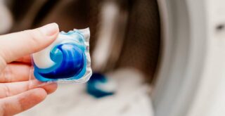 как стирать капсулами для стирки