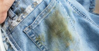 Как отстирать кровь с джинсов в домашних условиях