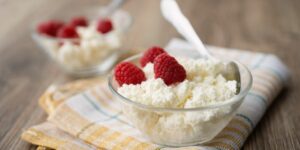 Сколько хранится творог в холодильнике и морозилке