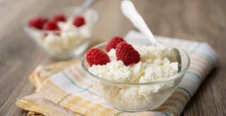 Сколько хранится творог в холодильнике и морозилке