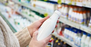 Чем отличается цельное молоко от нормализованного, пастеризованного и восстановленного